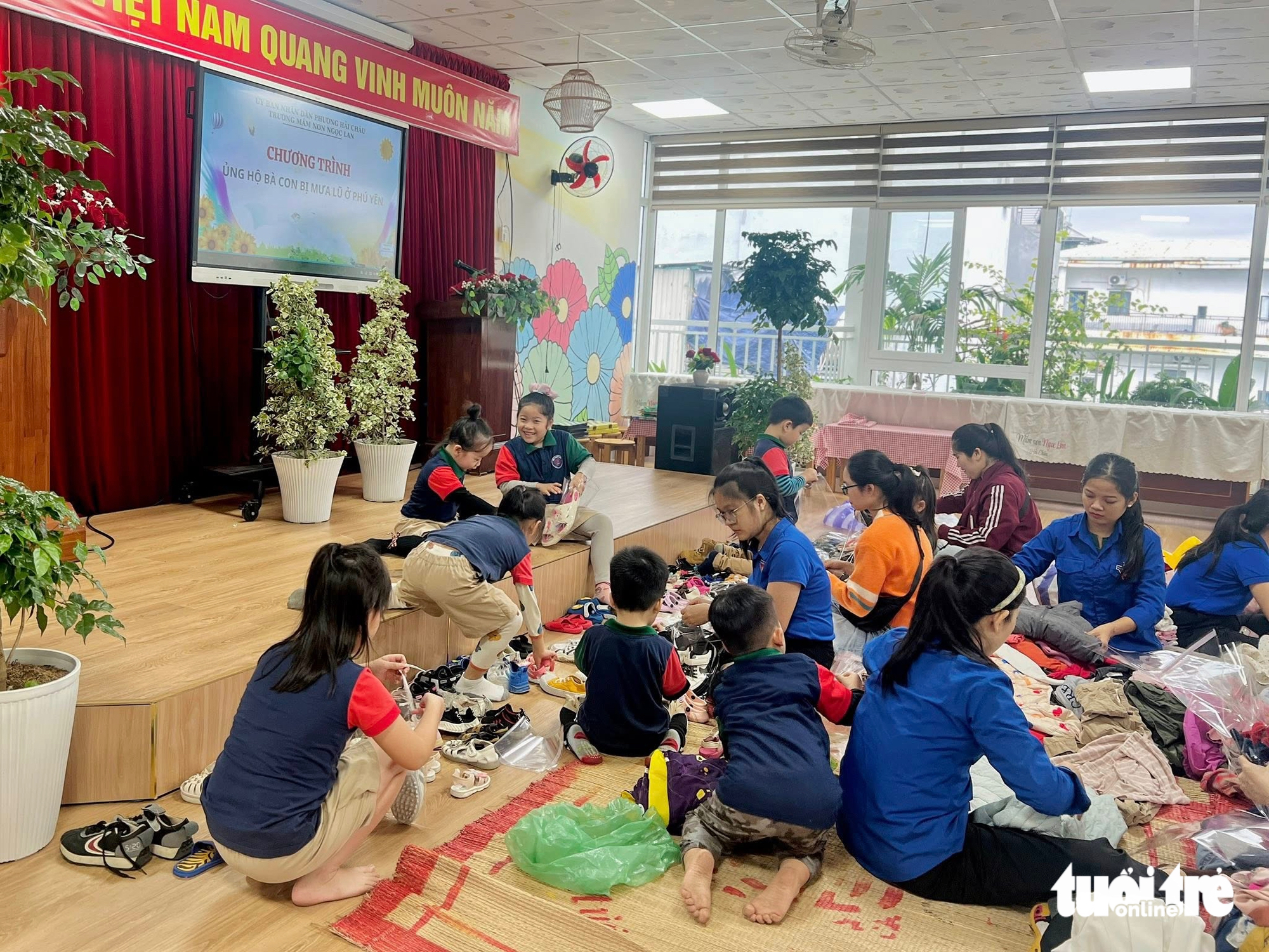 心疼幼儿园孩子们打包每双'还能穿'的鞋子送给洪水区的朋友
