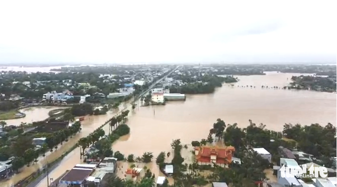 洪水淹没岘港1号国道，许多地方仍是一片汪洋