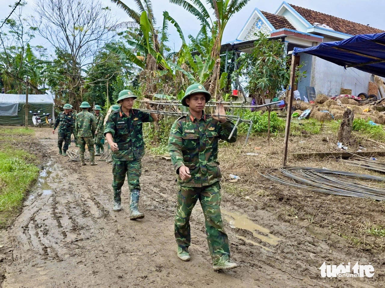 军队连夜为富安省洪水区民众建房