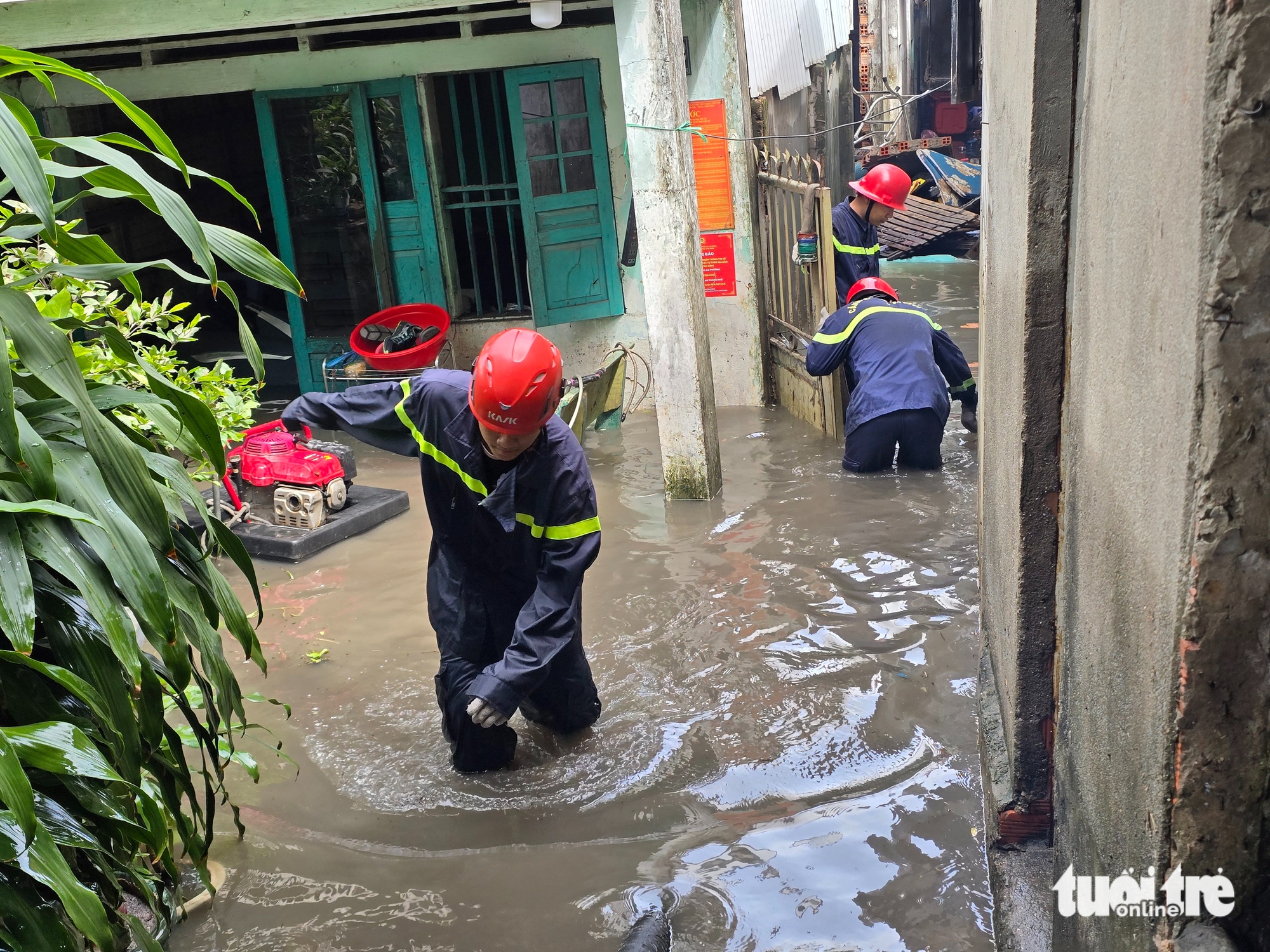 使用水泵抽水'救援'三平坊50户居民在大雨后严重积水