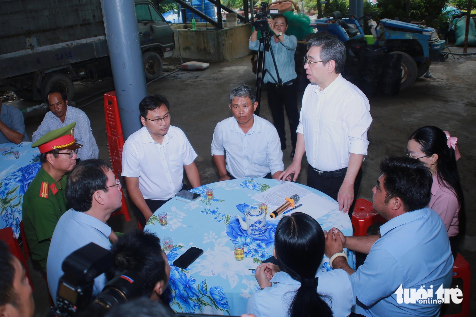 胡志明市市委副书记阮福禄慰问平利村金梅农民
