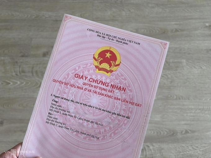 乡级首次为居民颁发红皮书