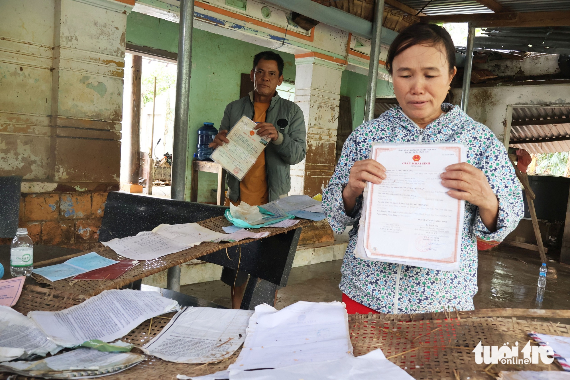 洪灾中心和盛：阮氏凝在废墟中点燃炉火，燃起希望