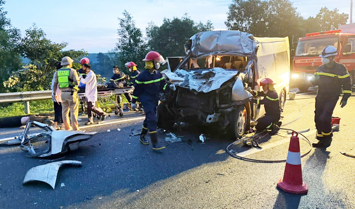 高速公路上客车与牵引车发生严重事故，3人死亡，多人受伤