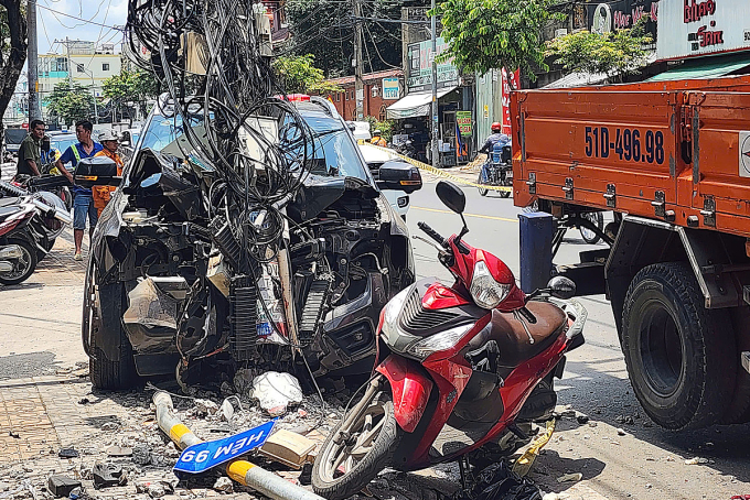 皮卡车冲上人行道，一人死亡