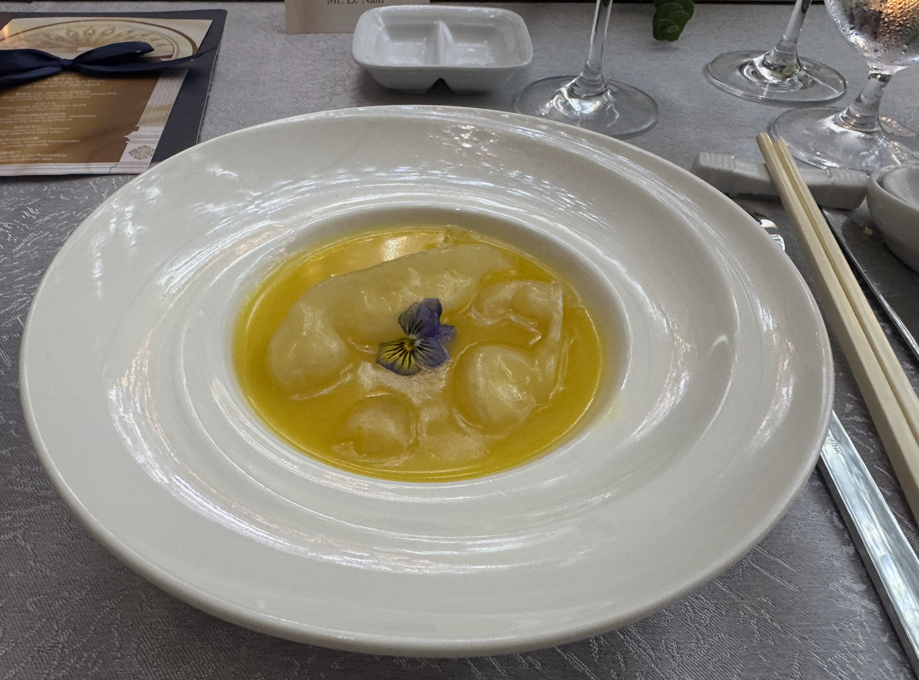 胡志明市最昂贵酒店十周年庆典菜单里有什么？