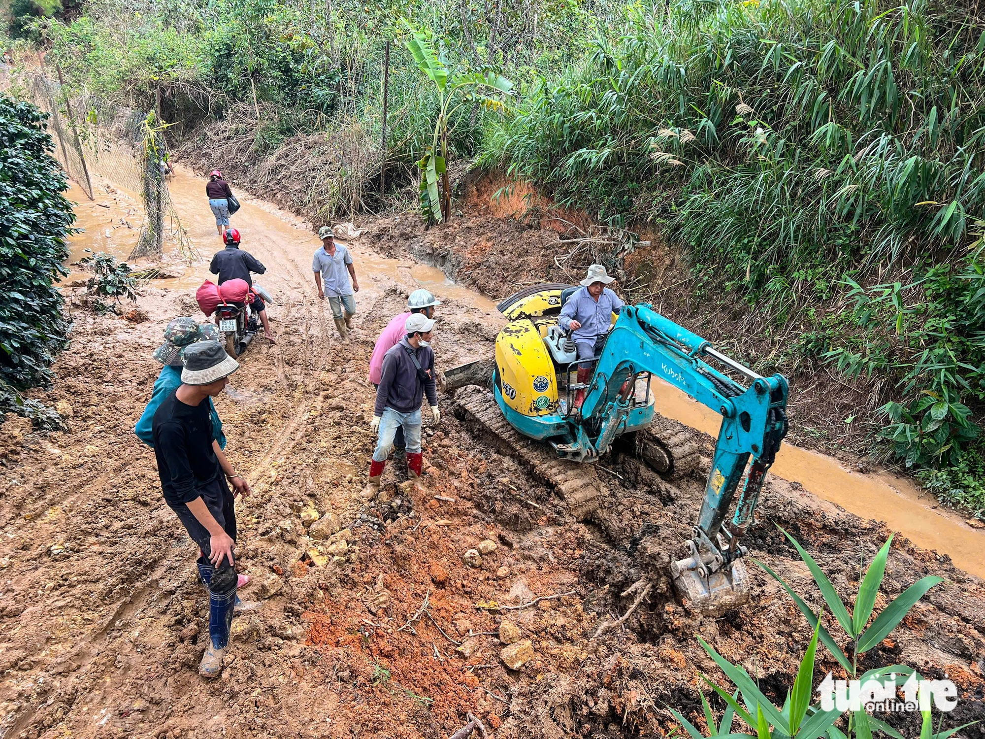 达叻山口长期关闭，民众泥泞跋涉穿越森林