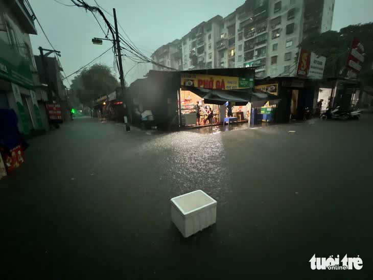 整夜大雨，河内多条街道成河