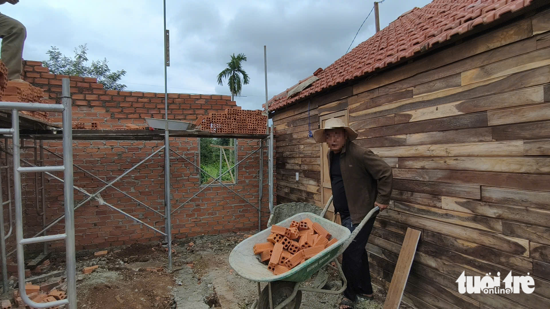 公安确认父亲锁链束缚女儿存在虐待迹象