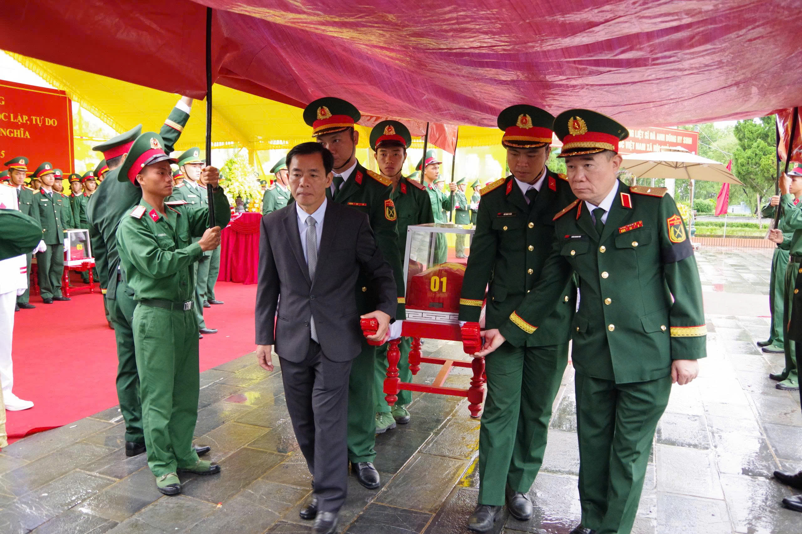 追悼在广治古城发现的34具烈士遗骸