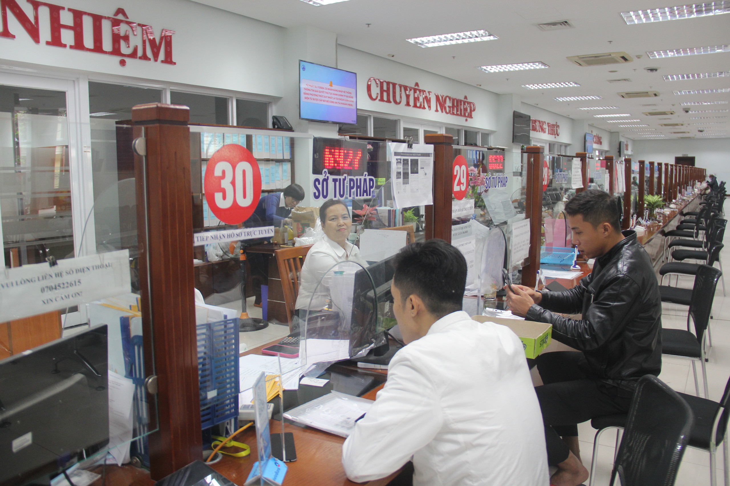 岘港提议为完成任务良好的公务员每月增加150万越南盾工资