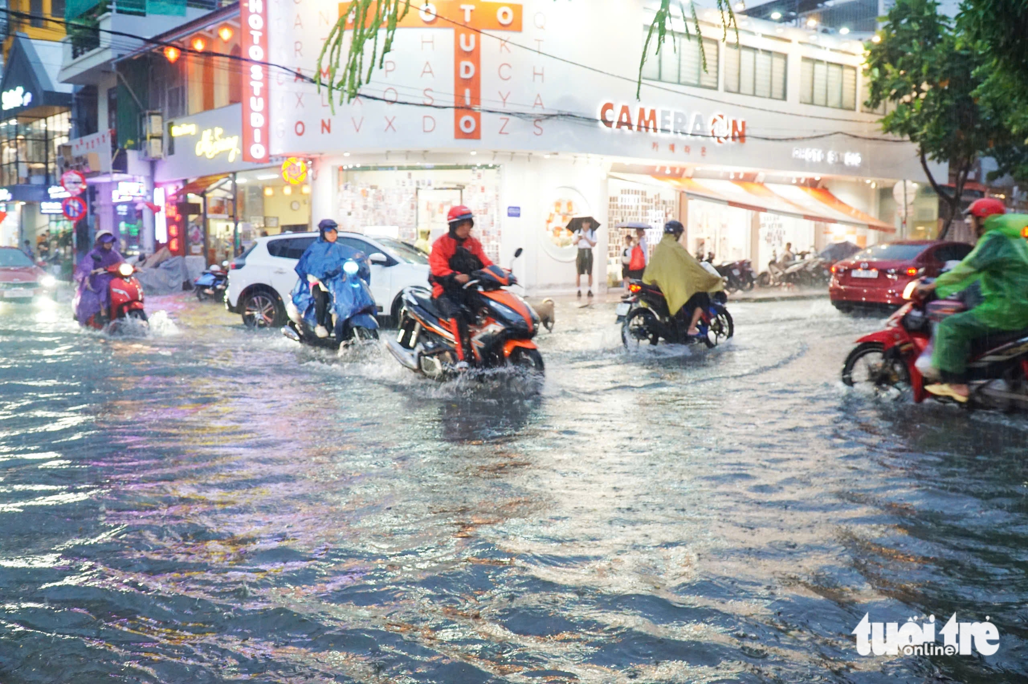 芽庄海滨街道淹没在'雨海'中，车辆拥堵