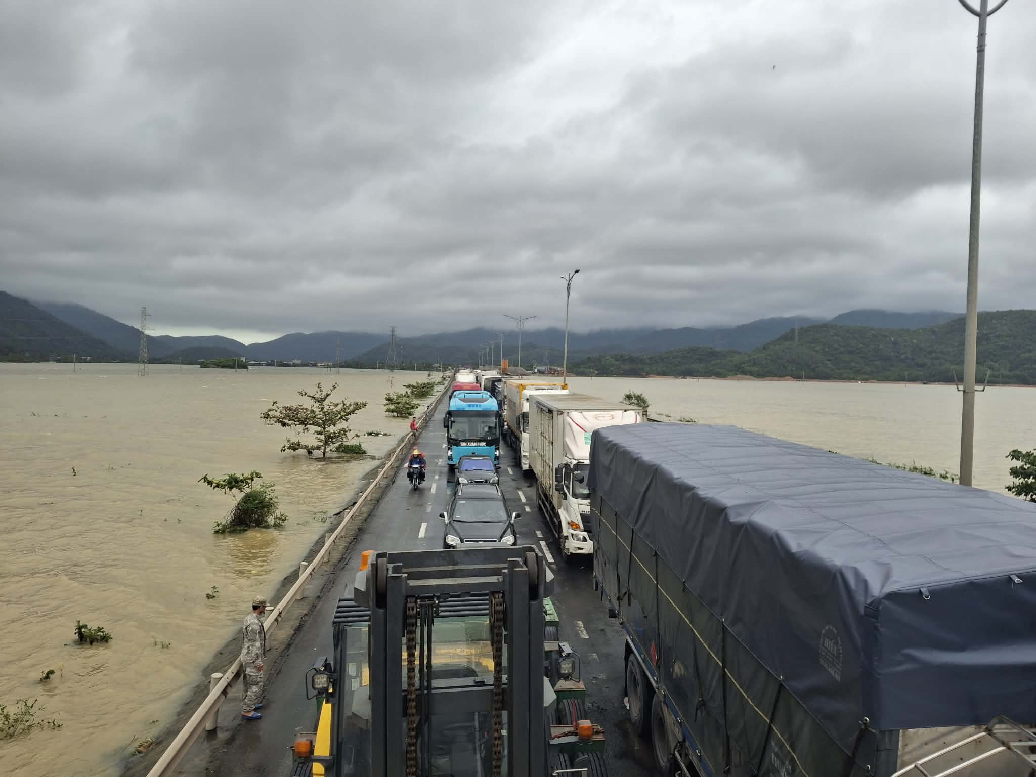 庆和省洪水逐渐退去；国道1号拥堵20公里