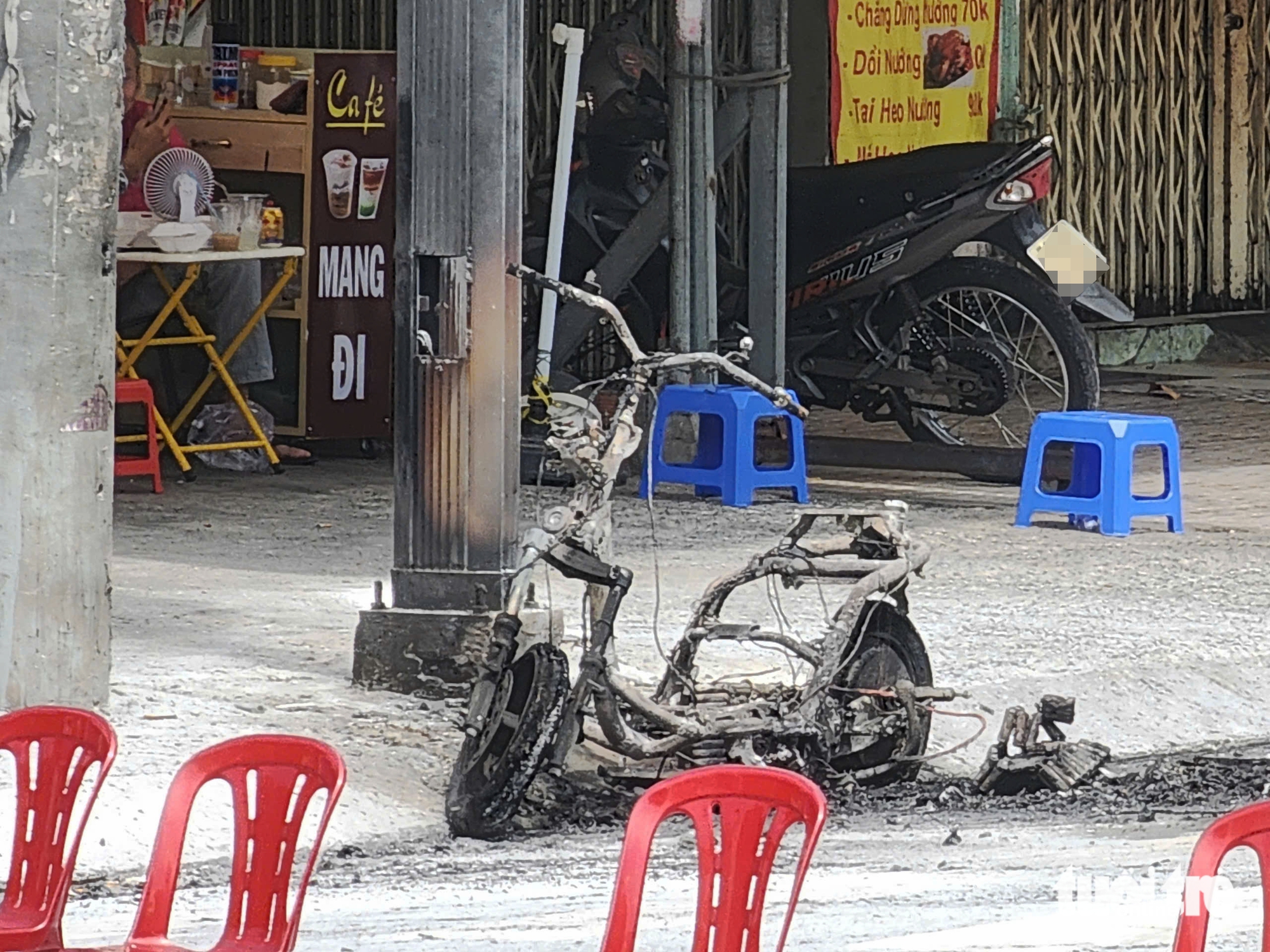 电动车在新富区烧成骨架，交通信号灯受影响