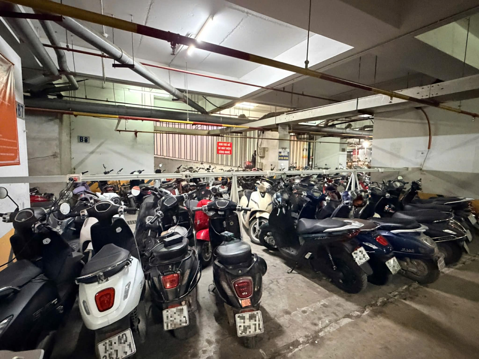 公寓内是否设置电动汽车充电站取决于开发商和物业管理方？