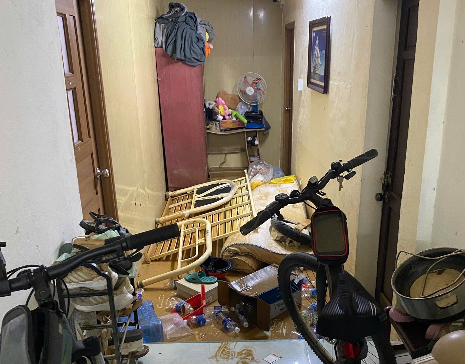 面对一片狼藉的出租屋，学生书籍淹没在洪水中，令人心酸