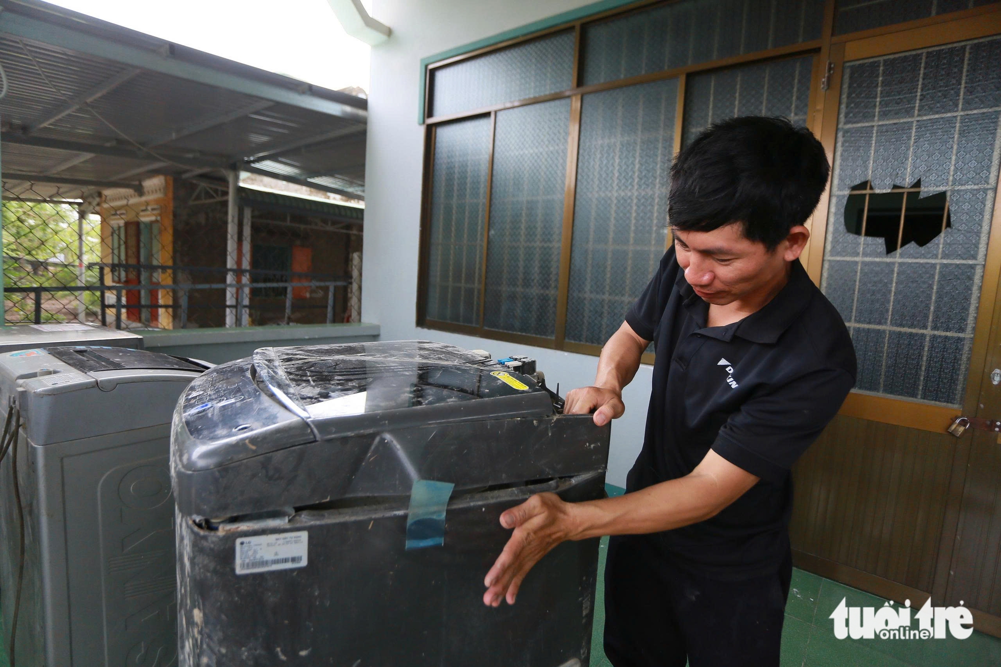 电子技师涉水至东和区，免费为乡亲修理冰箱和洗衣机