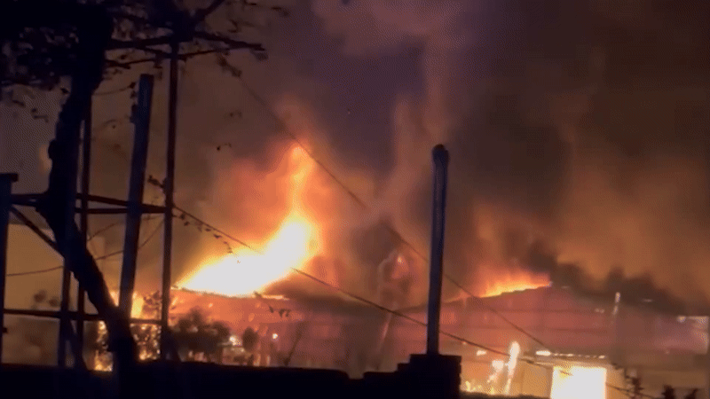 兴安省大型塑料厂半夜起火熊熊燃烧