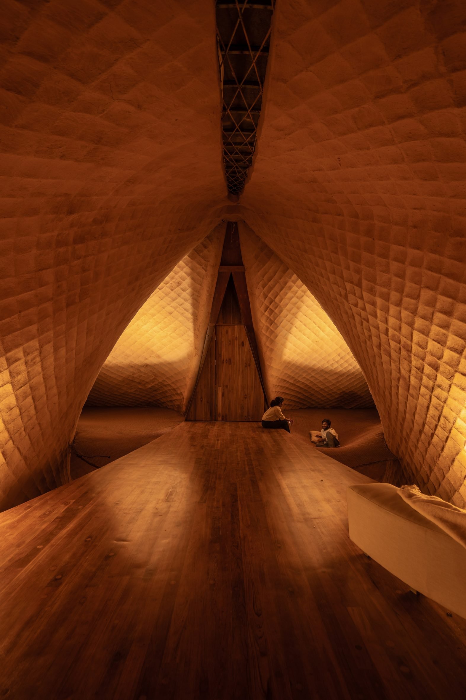 跨越水沟的桥梁房屋，带有奇特泥草制成的'穿山甲鳞片'