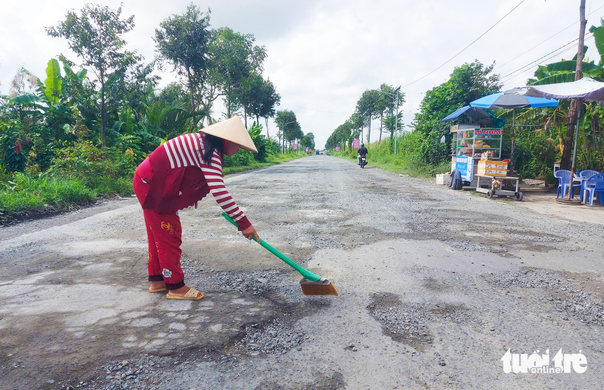 亚洲公路破损严重，民众艰难填补坑洼以便车辆通行