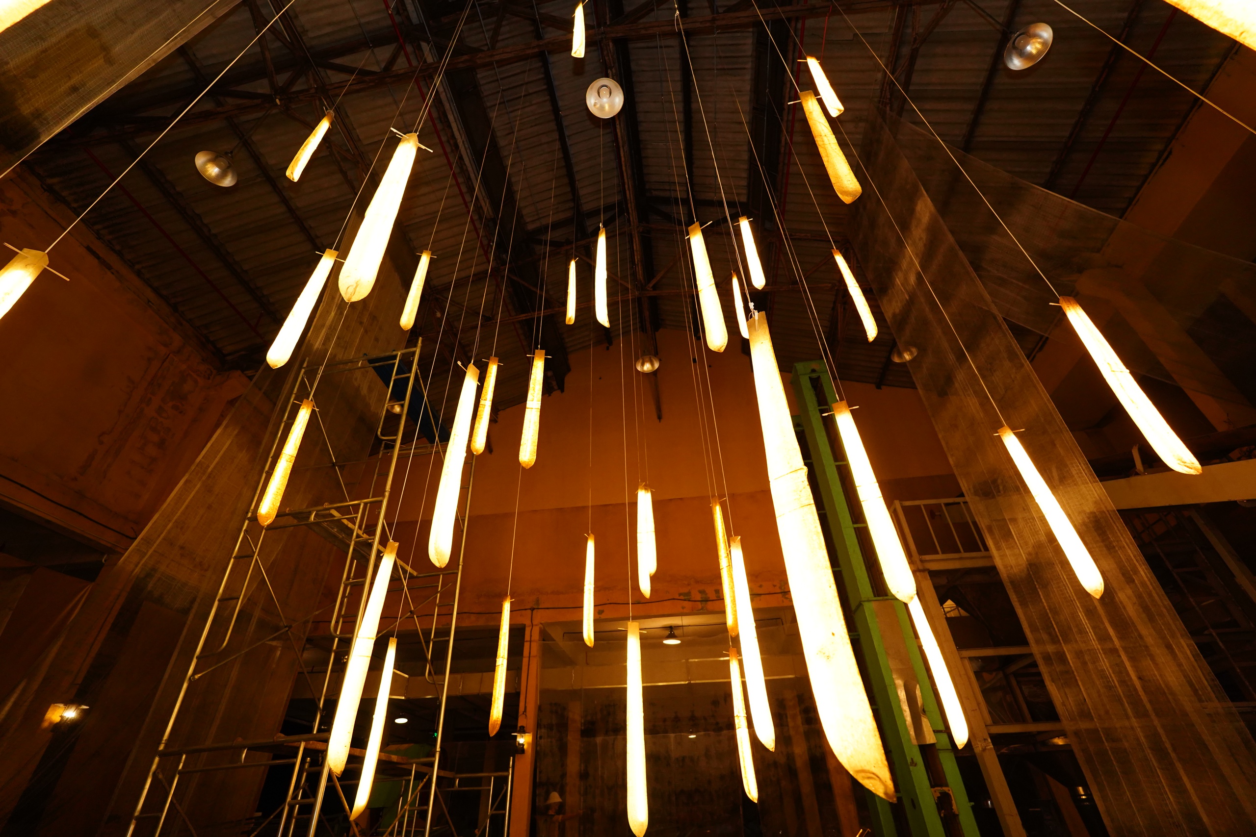 游客涌向1927年古老茶厂观看实景表演