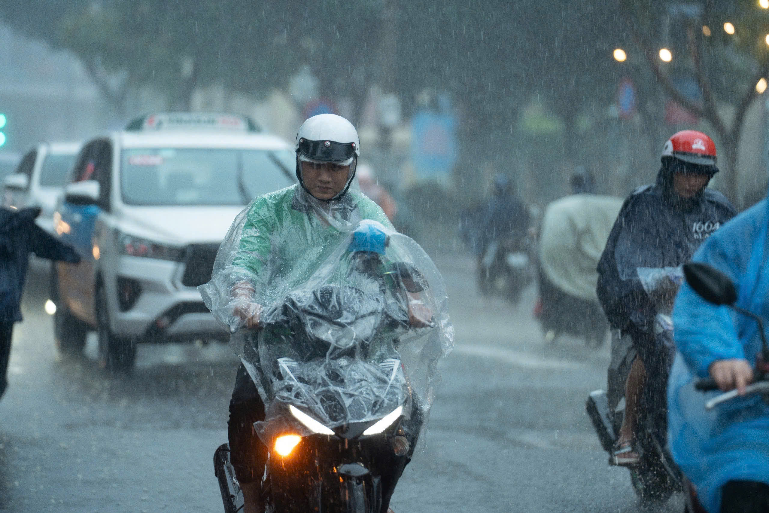 雷云覆盖南部，大雨将持续到何时？