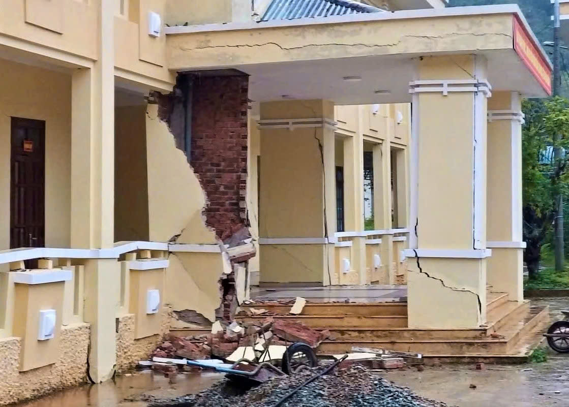 岘港市乡政府两层办公楼因山体滑坡开裂倾斜