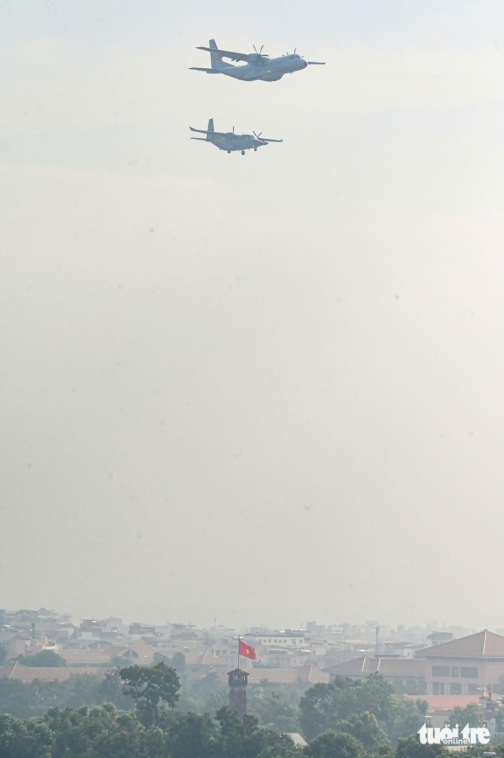 满目欣赏战斗机特技、直升机和运输机在巴亭广场上空飞行