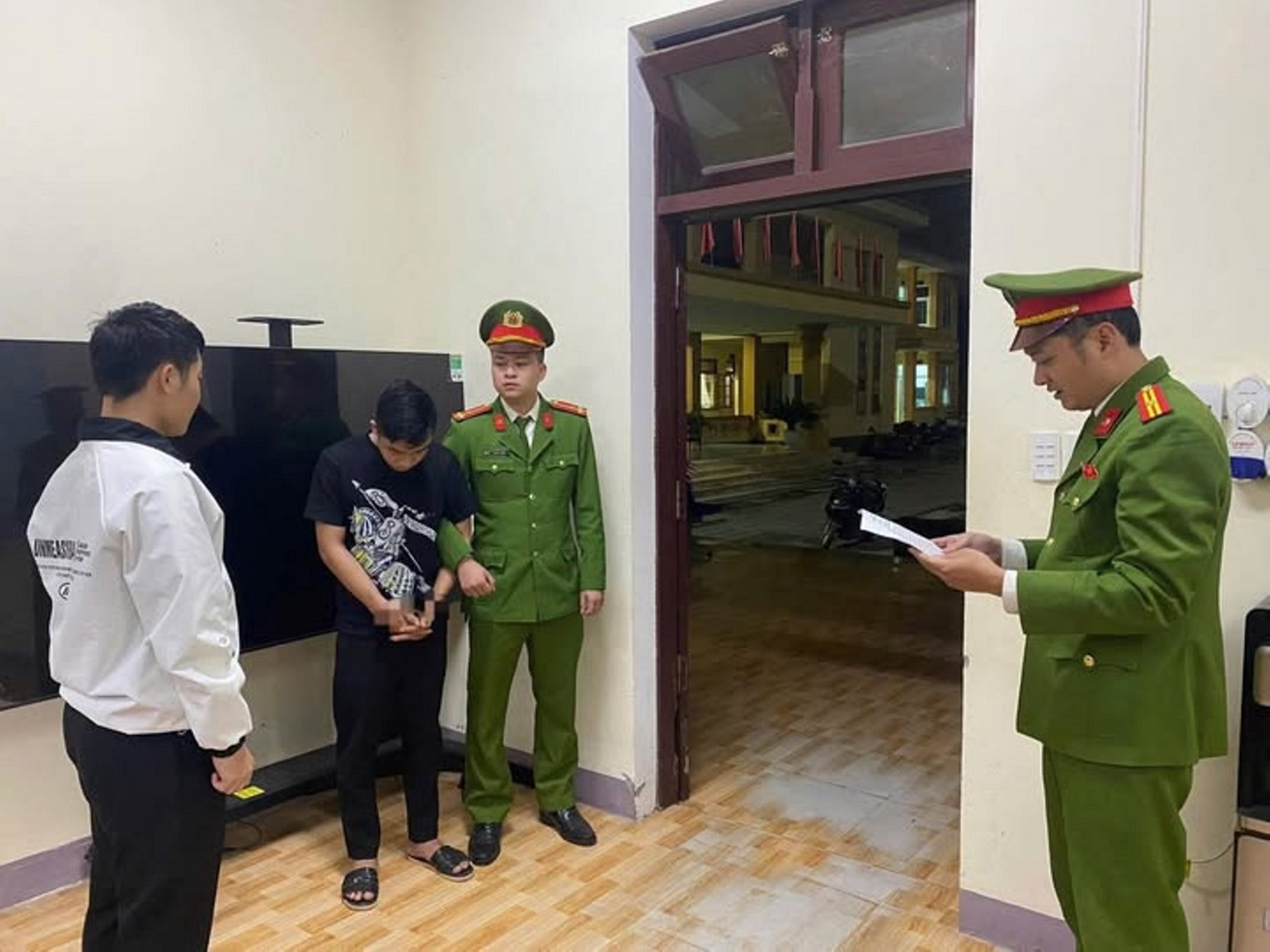 闯入民宅偷车后...开车去接女友