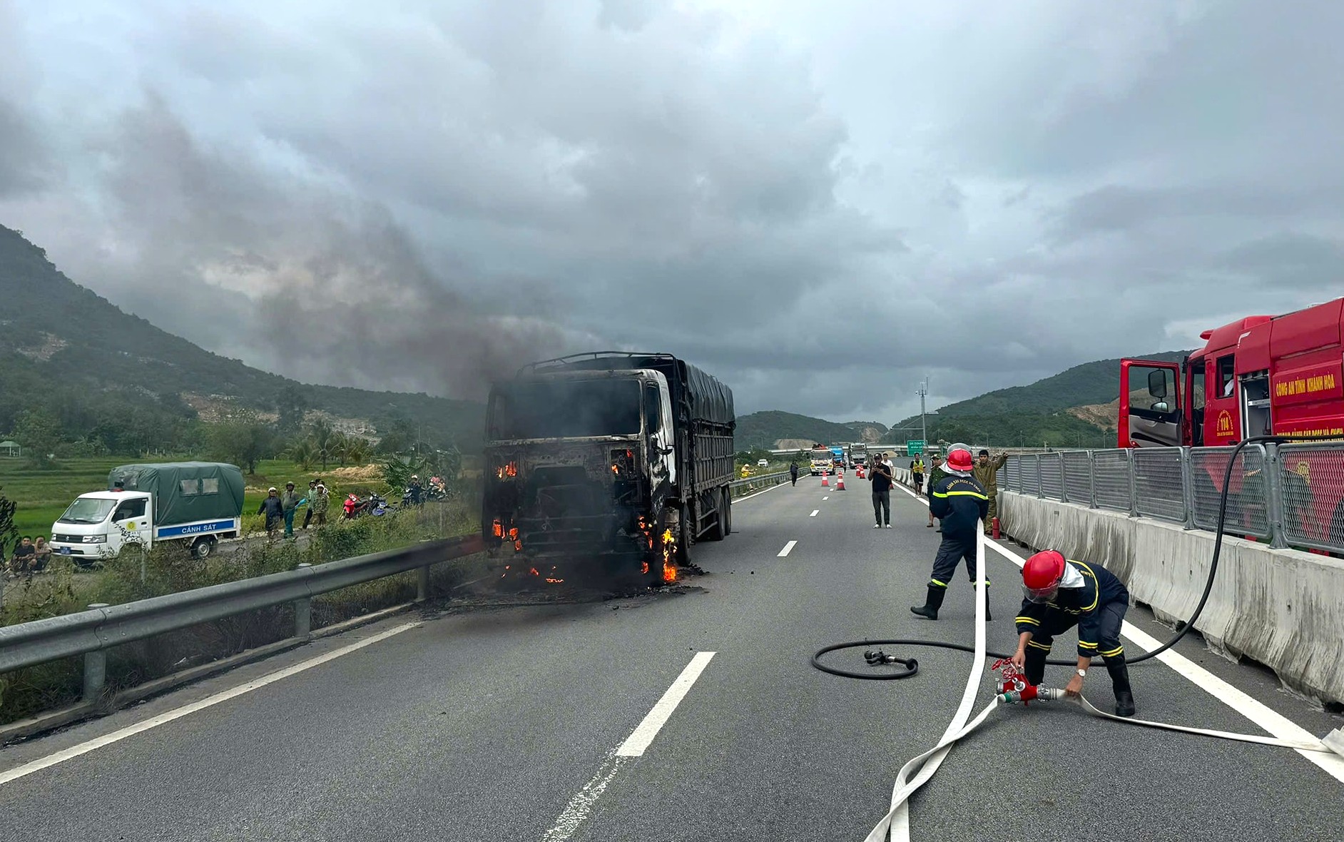 载有近18吨花岗岩的卡车在Cam Lâm - Vĩnh Hảo高速公路上起火