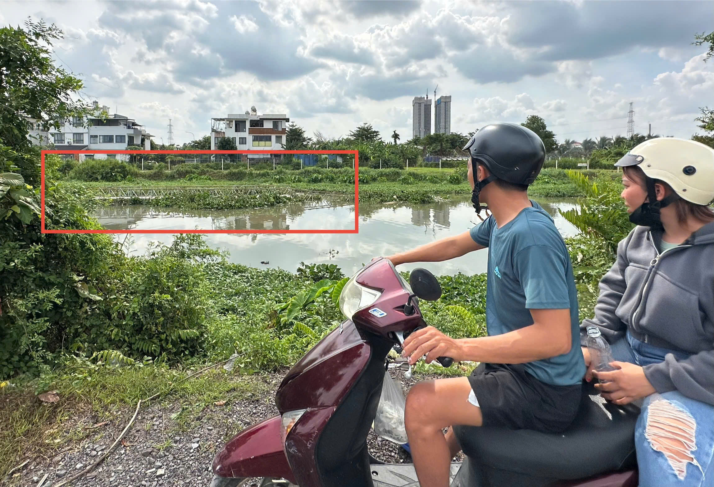 胡志明市民生桥在雨后被冲走