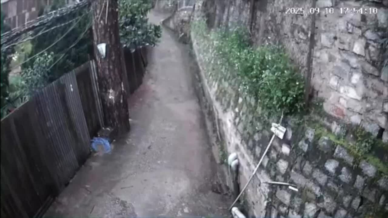 大叻3米高挡土墙在大雨后倒塌