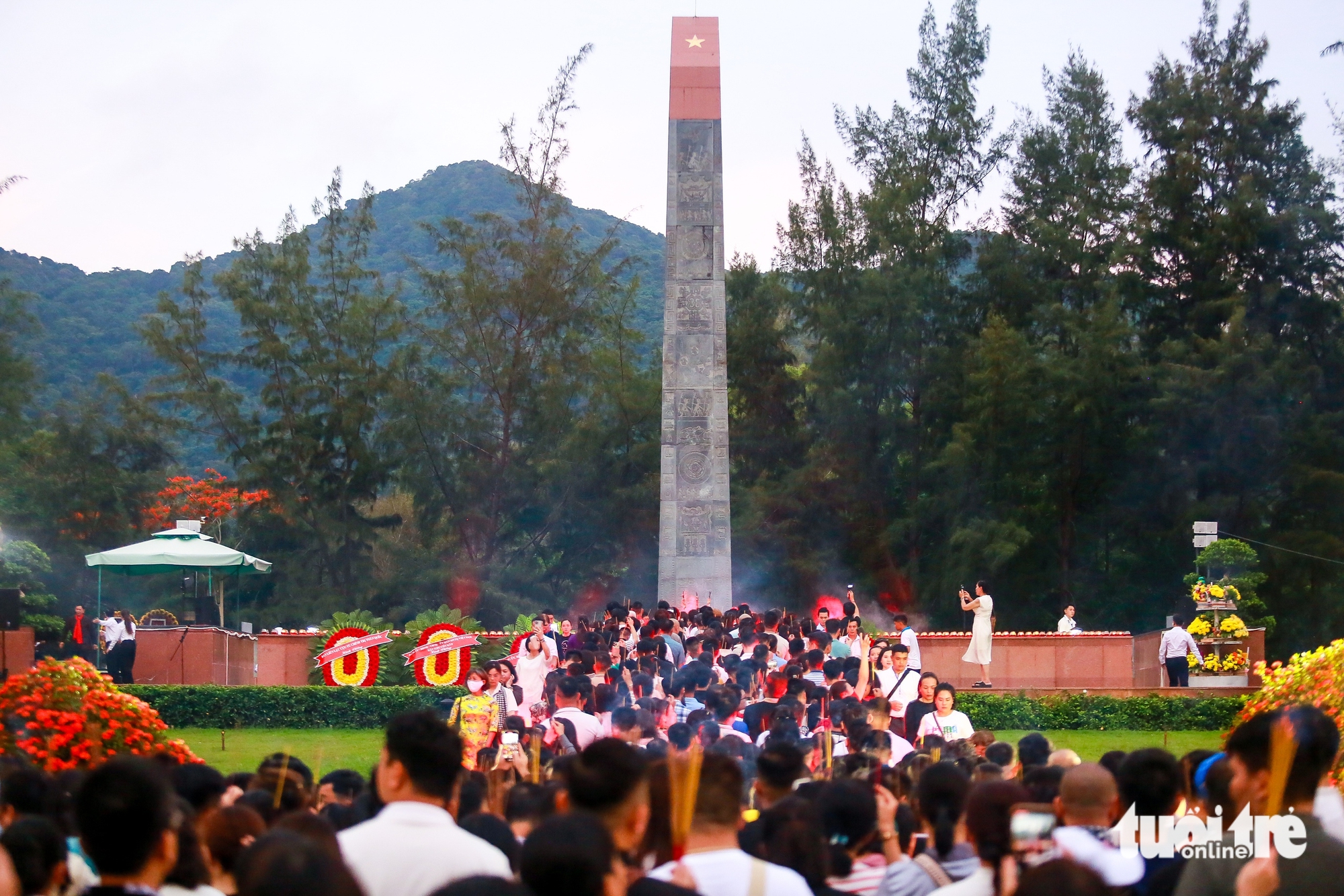 阮文年书记与胡志明市领导代表团在昆岛献香、点灯感恩