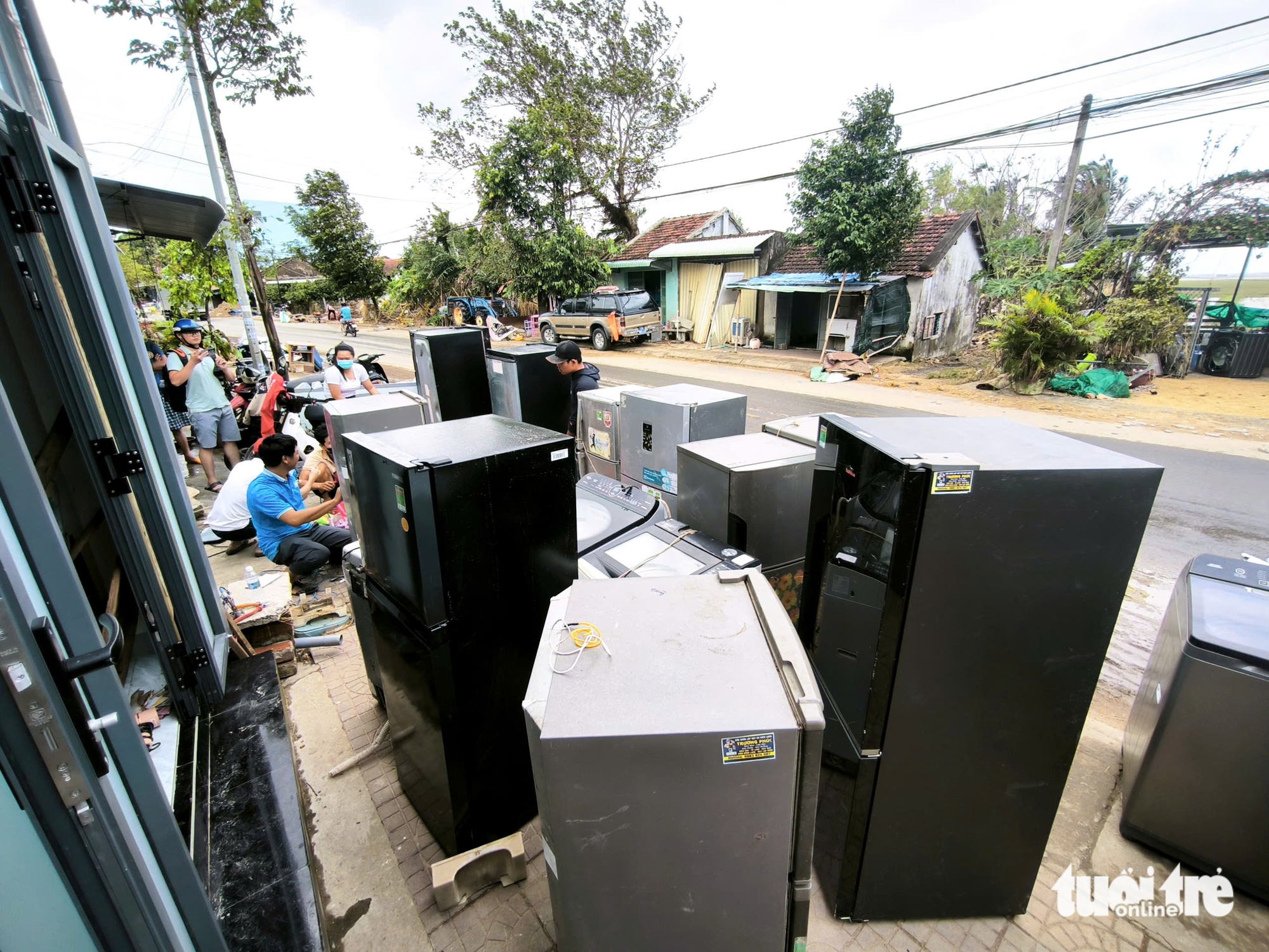 电子技师涉水至东和区，免费为乡亲修理冰箱和洗衣机