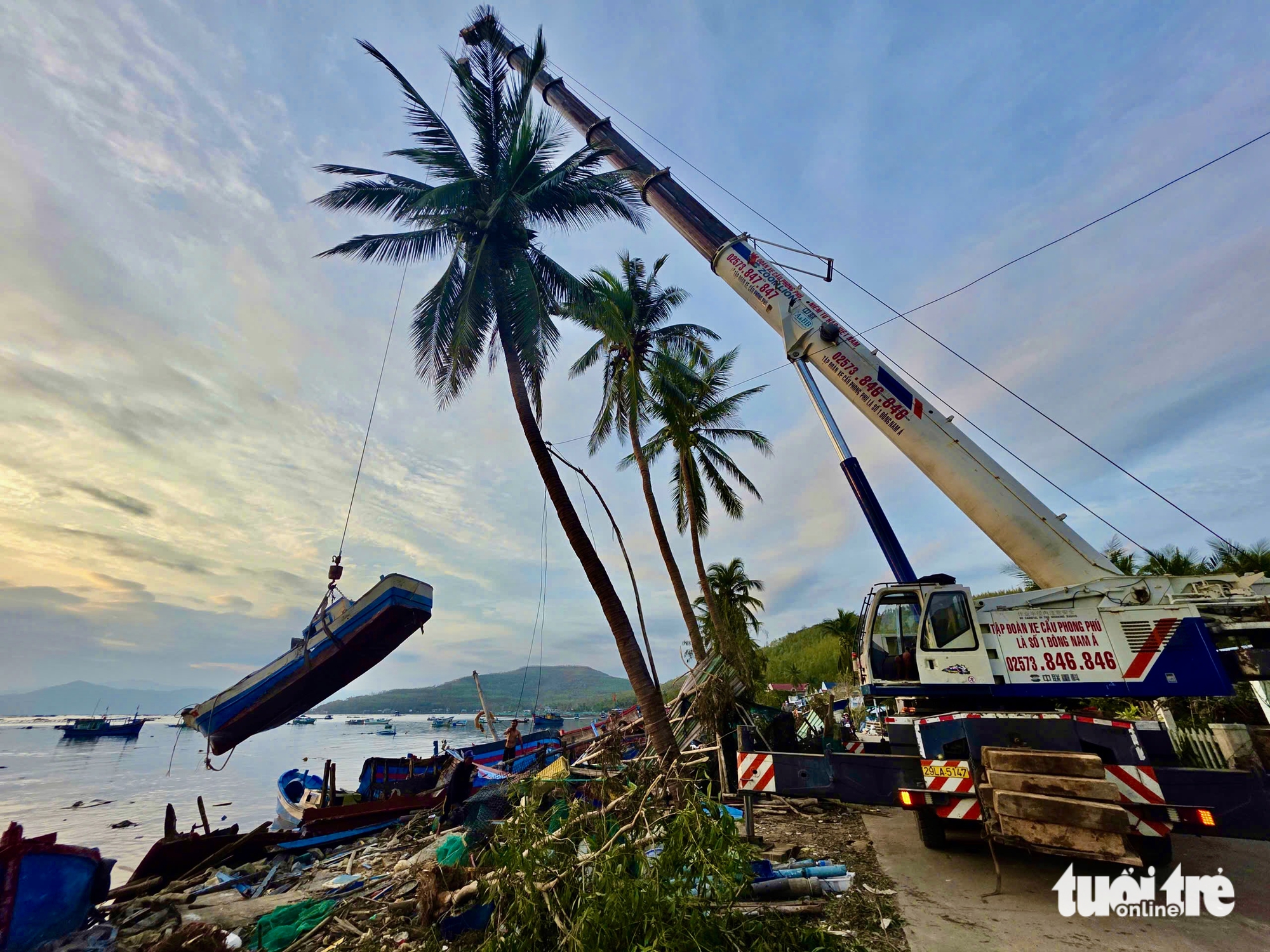 养殖户含泪看着13号台风后池塘鱼群死亡