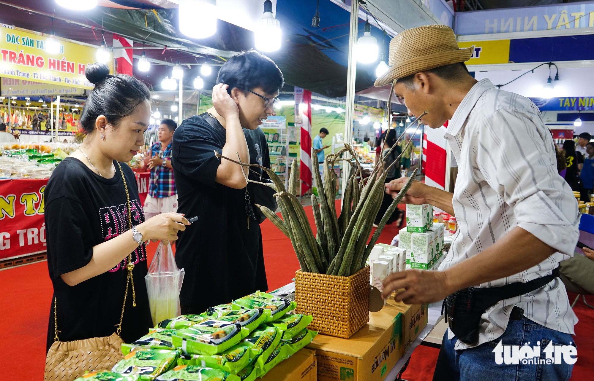 游客蜂拥至安江的旅游与美食节