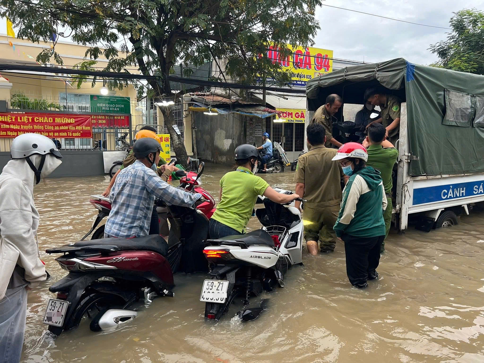 胡志明市潮汐达到顶峰，年轻人组建志愿者队伍帮助民众安全渡过洪水