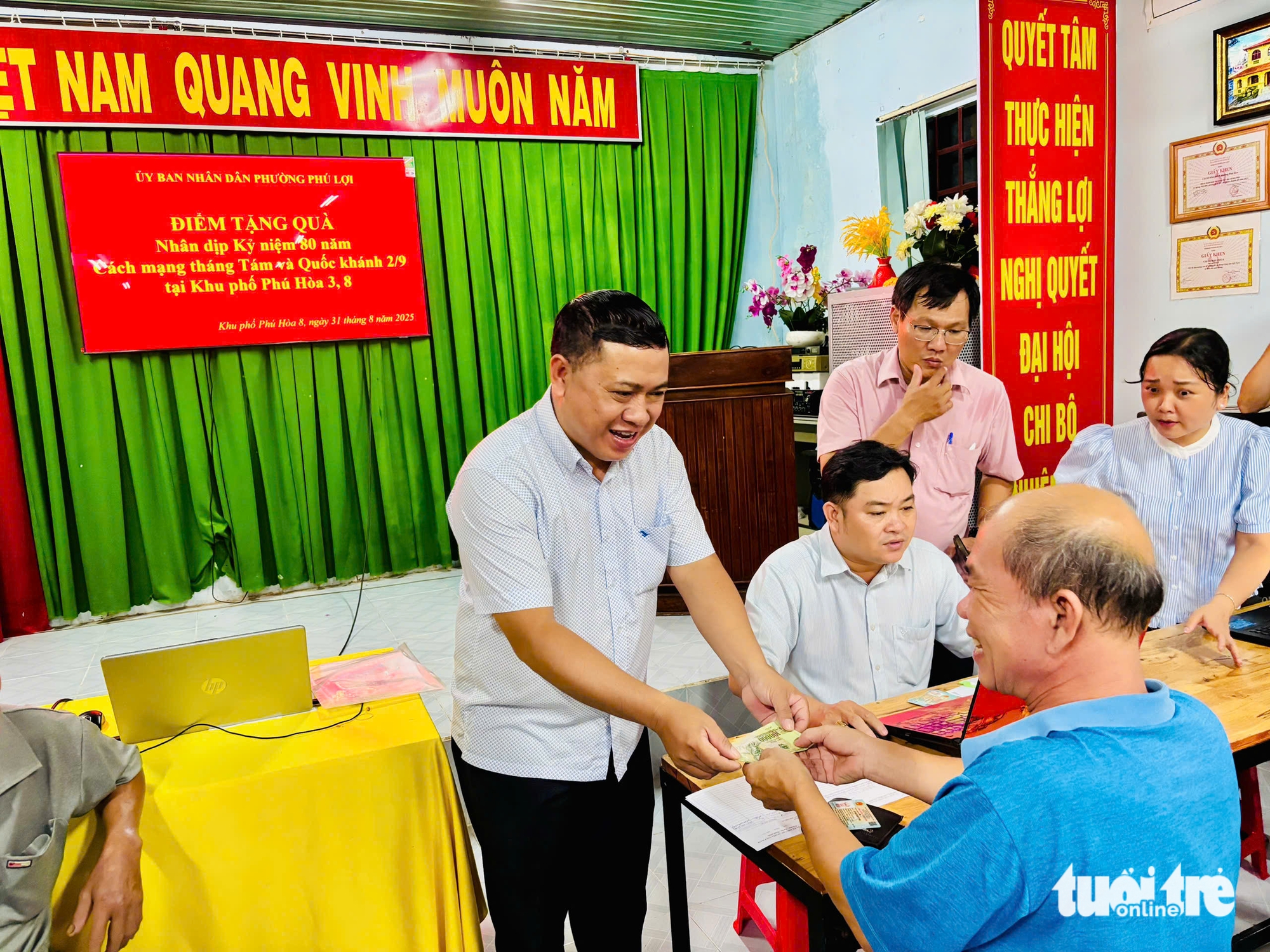 胡志明市市民在国庆夜收到10万越南盾礼物