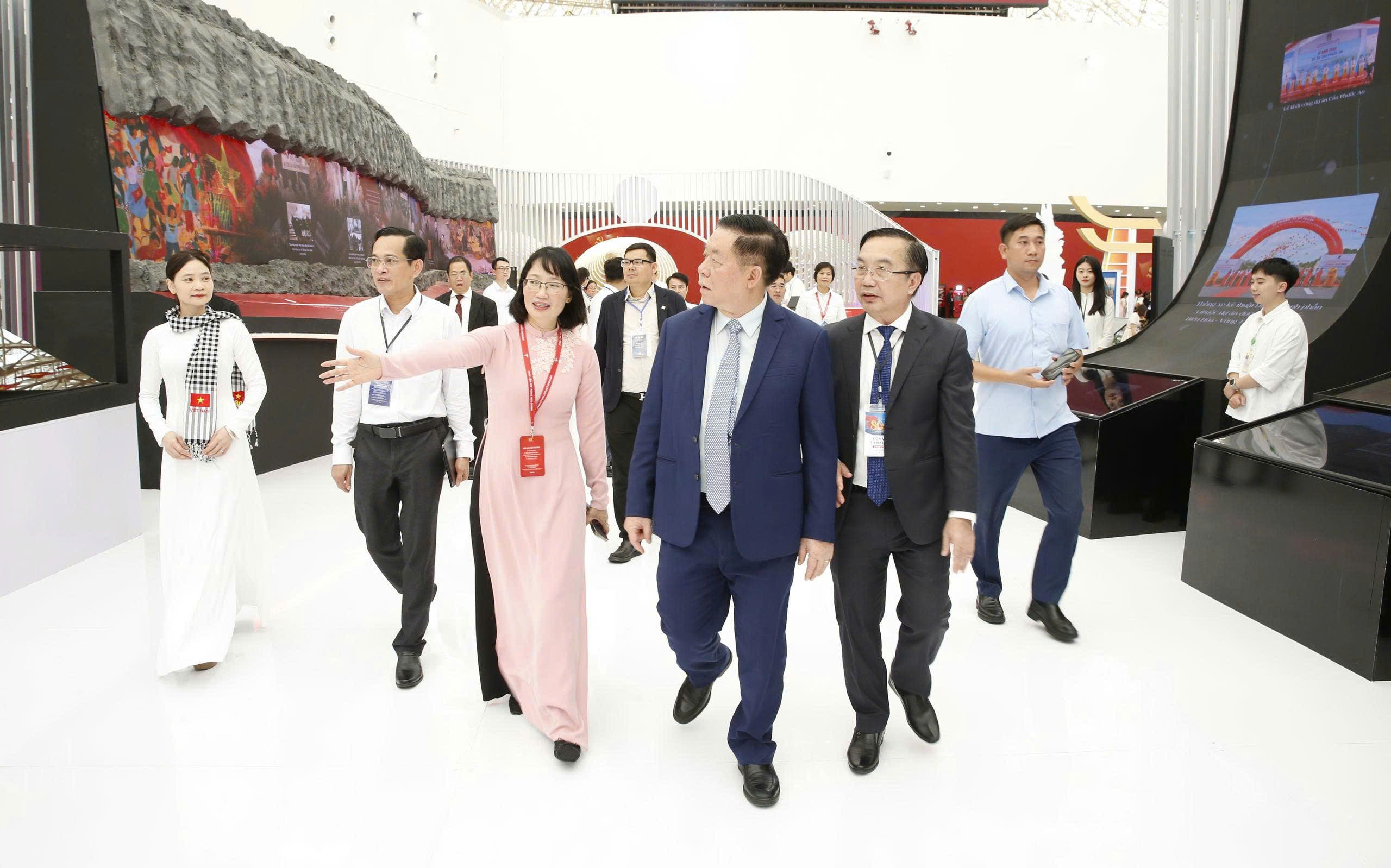 胡志明市展区在国家成就展上吸引游客