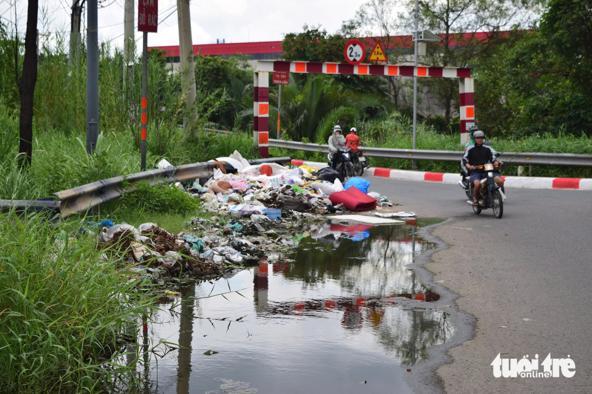 Bưng Ông Thoàn 路上垃圾堆积数月