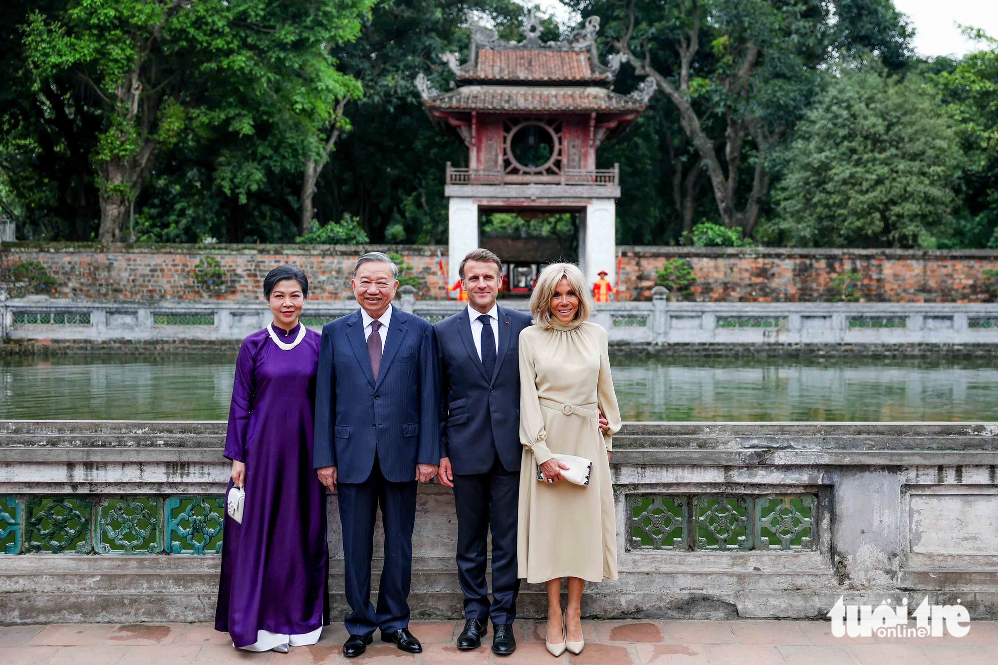 法国总统马克龙与总书记苏林参观文庙-国子监时敲响雷鼓