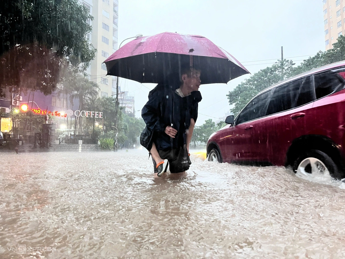 河内严重内涝，交通瘫痪