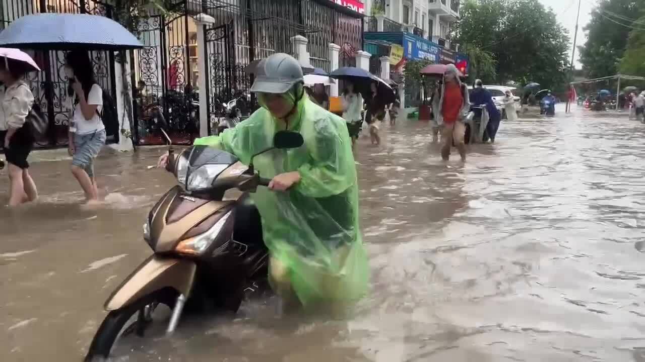 居民在桥下避雨，涉水寻找回家路