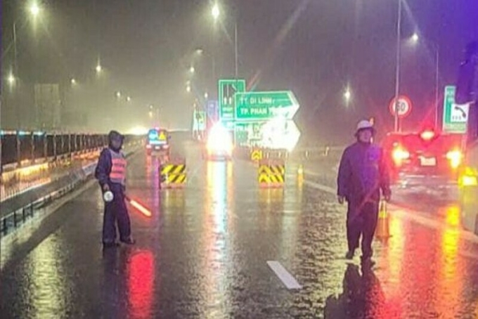 林同省高速公路因洪水、滑坡而封闭