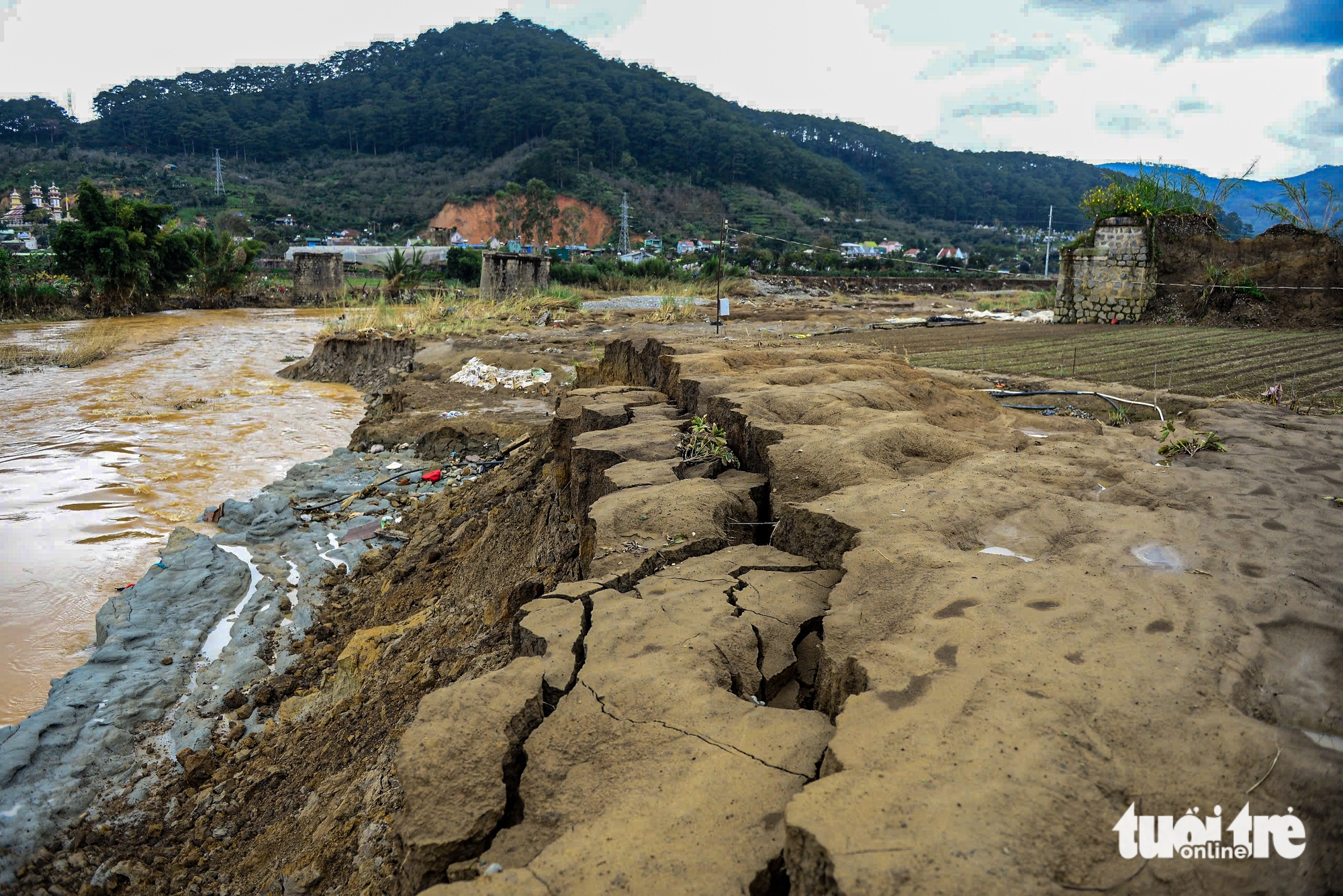 洪水过后，达尼姆许多民房濒临倒塌入河