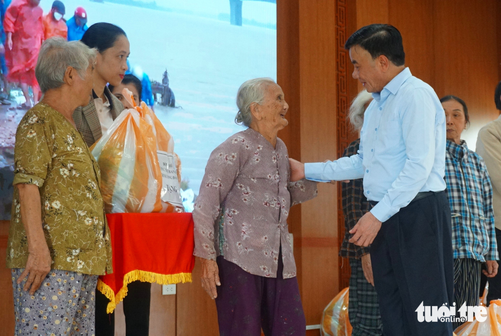 常任书记处书记陈锦秀视察岘港洪水和山体滑坡地区，慰问受灾群众