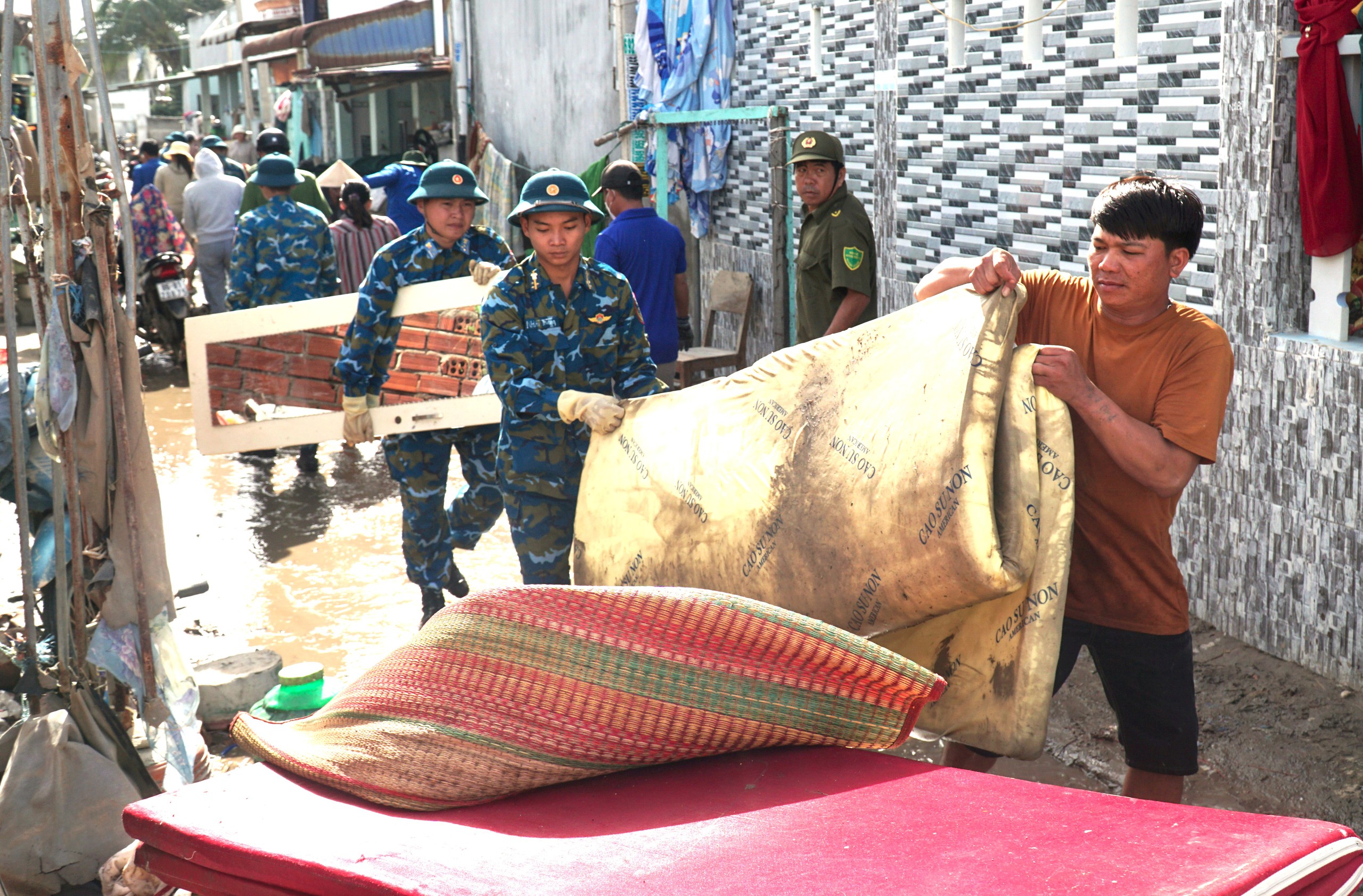 龙河水库前所未有地泄洪：联香居民许多财产随洪水流失