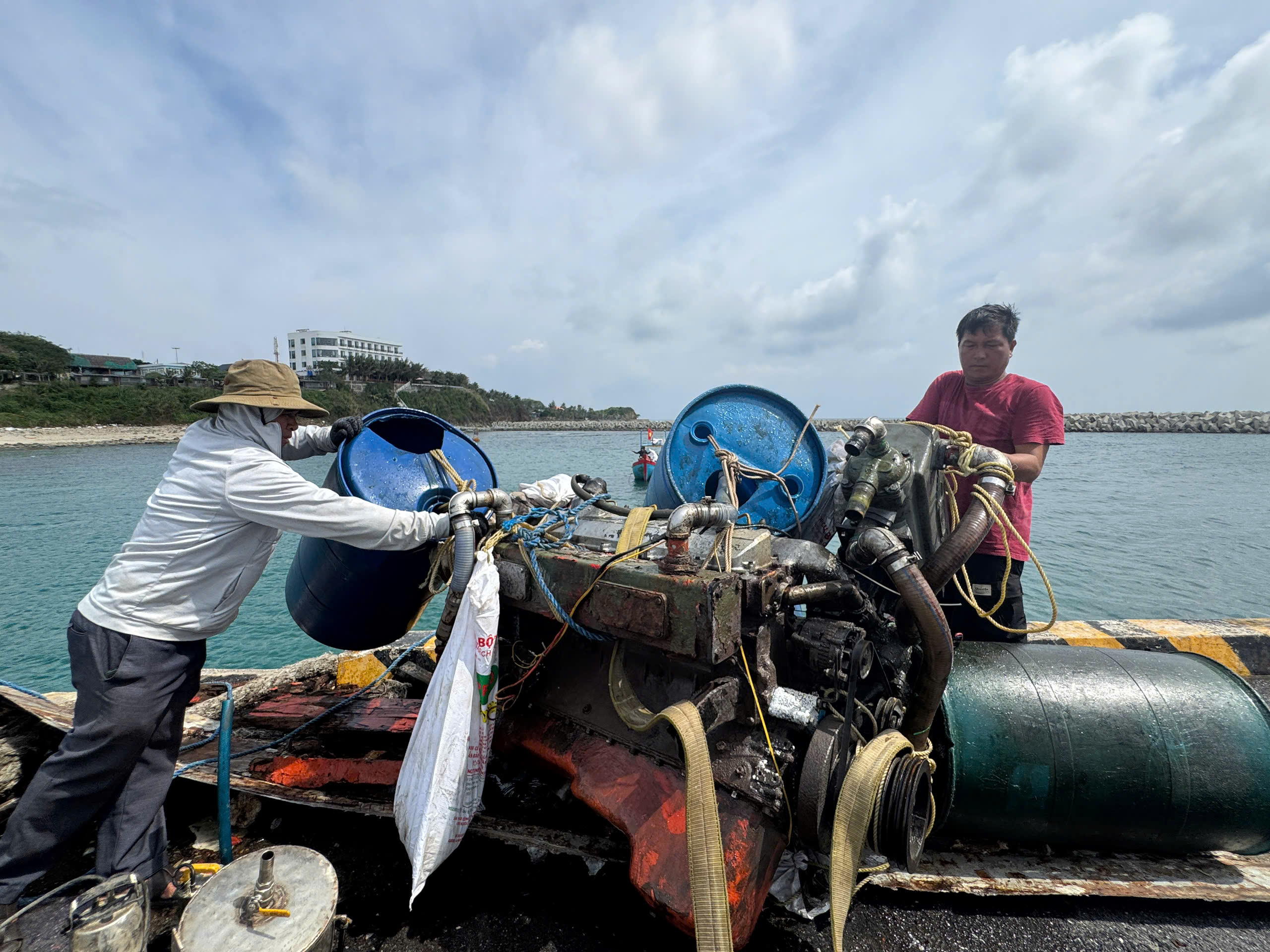 救援船船长‘撞船入港’以救10人的决定
