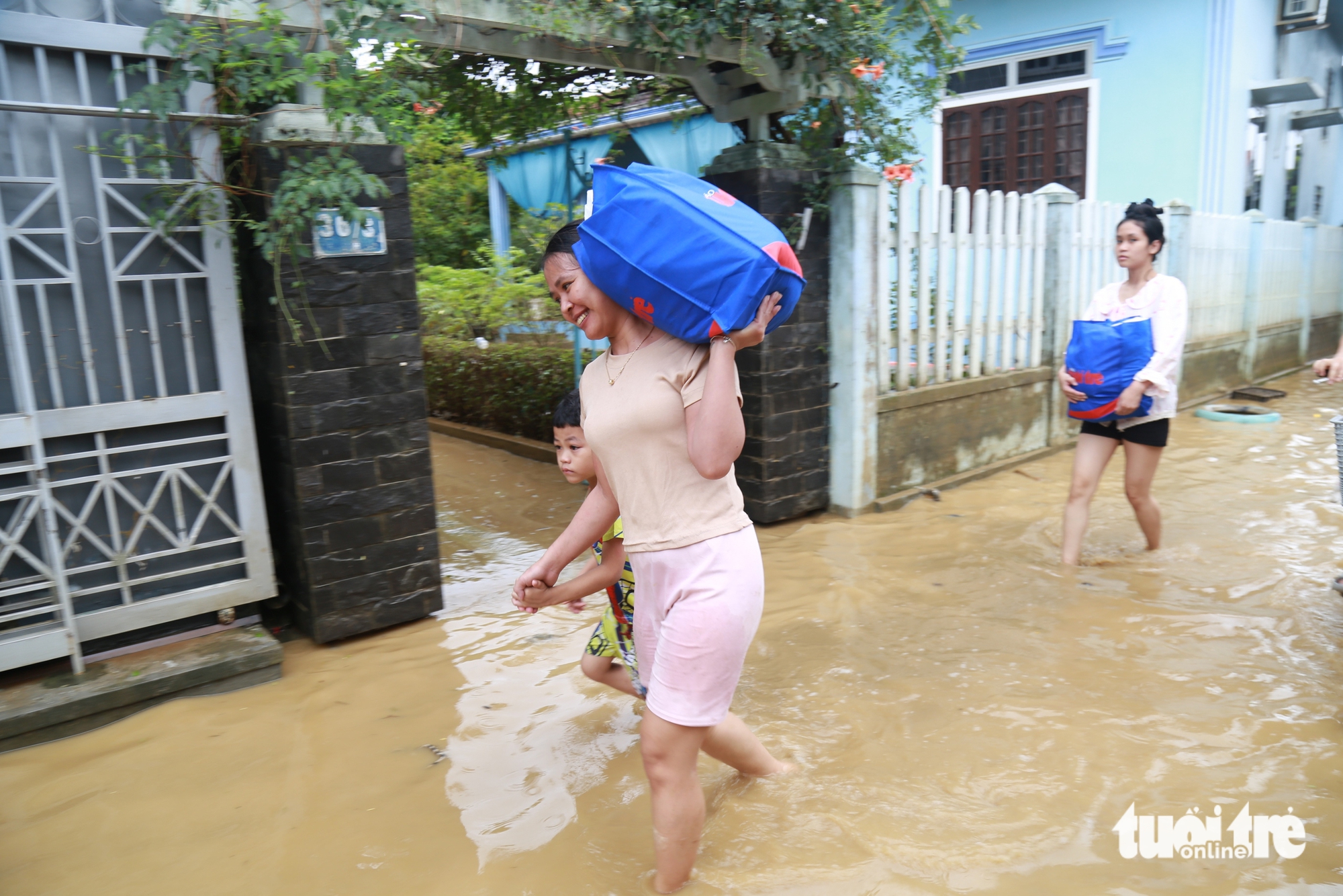 顺化洪水区居民：'收到青年报的必需品，感到无比温暖'