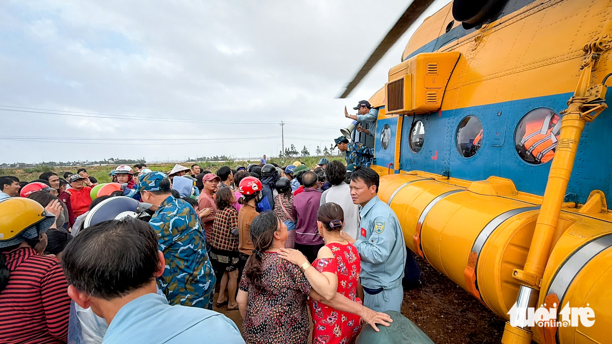 富安省旧地居民涌向第917团直升机降落点接收紧急救援物资